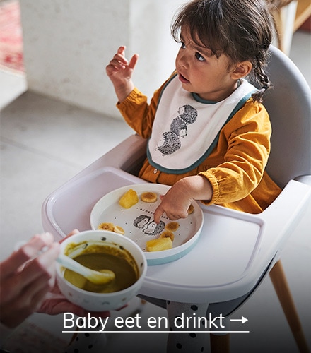 Baby eet en drinkt